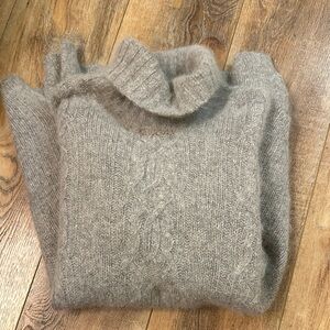 Cozy Gray Turtleneck Sweater VINTAGE YARNWORKS MEDIUM Lambswool Angora blend